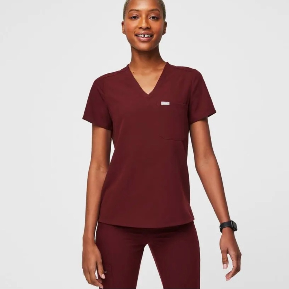 Figs Catarina One-Pocket Scrub Top ™ in Burgundy. Size S